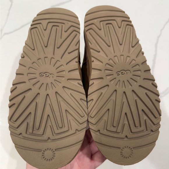 Like New! UGG Jona Classic Chesnut Short Boots-Sz 4 - Picture 9 of 12